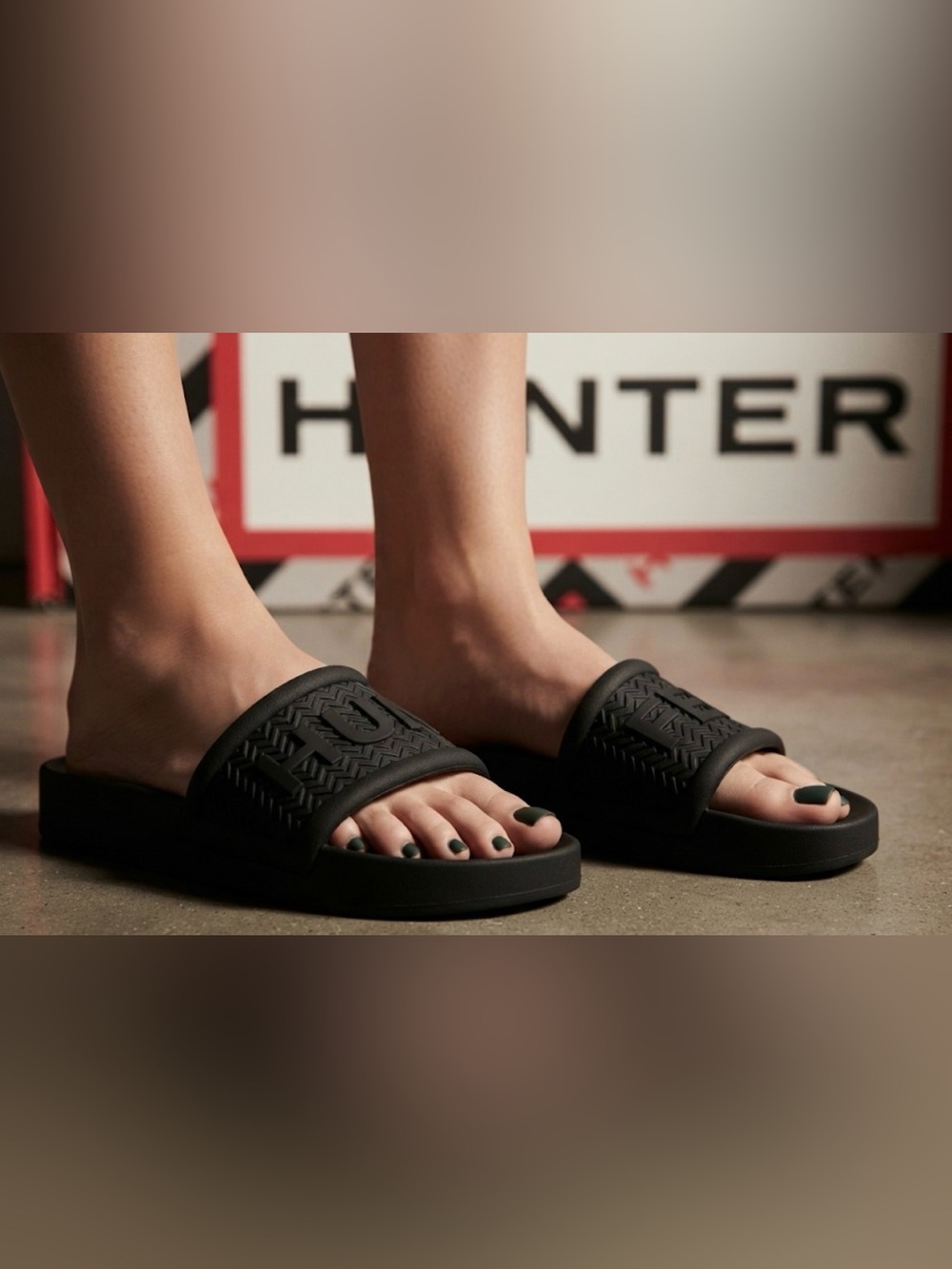 Authentic Hunter signature designer black slide sandals sz 9